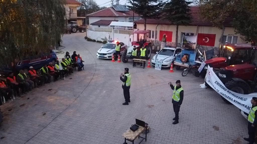 Jandarma 30 Sürücü Ve Yayaya Güvenli Trafik Eğitimi Verdi