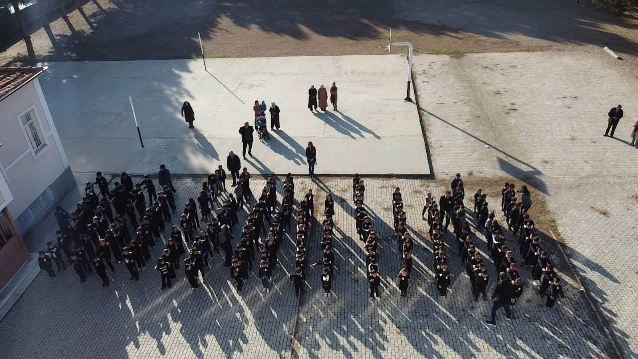 İlkokul Öğrencileri Atatürk’ü Marşlarla Yad Etti