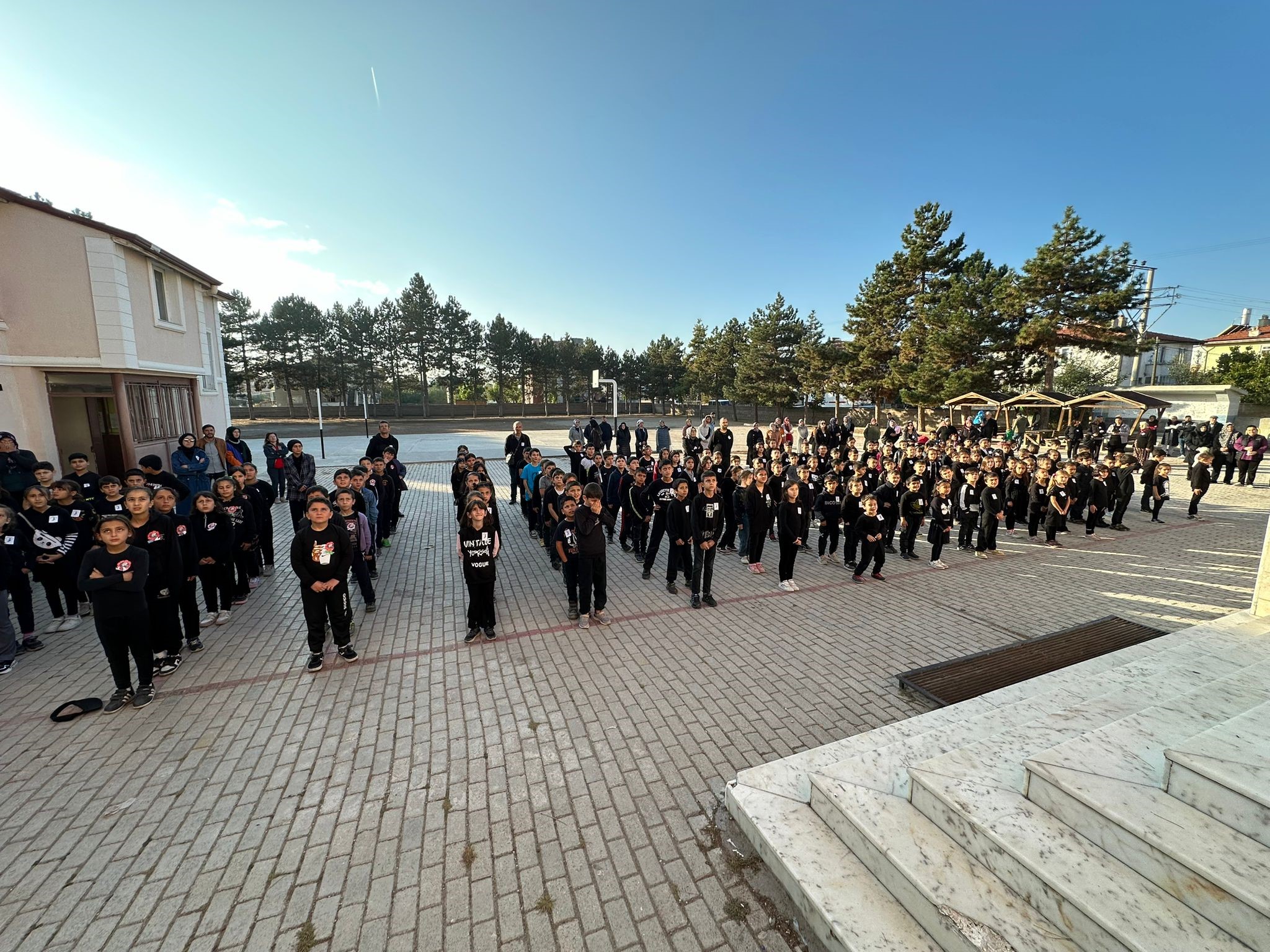 İlkokul Öğrencileri Atatürk’ü Marşlarla Yad Etti