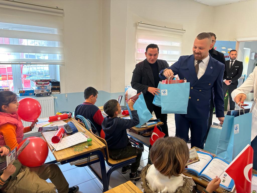 Ülkücü gençler öğrencileri ziyaret etti