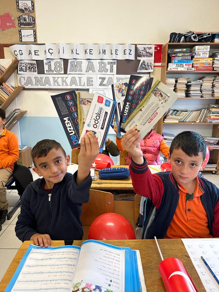 Ülkücü gençler öğrencileri ziyaret etti