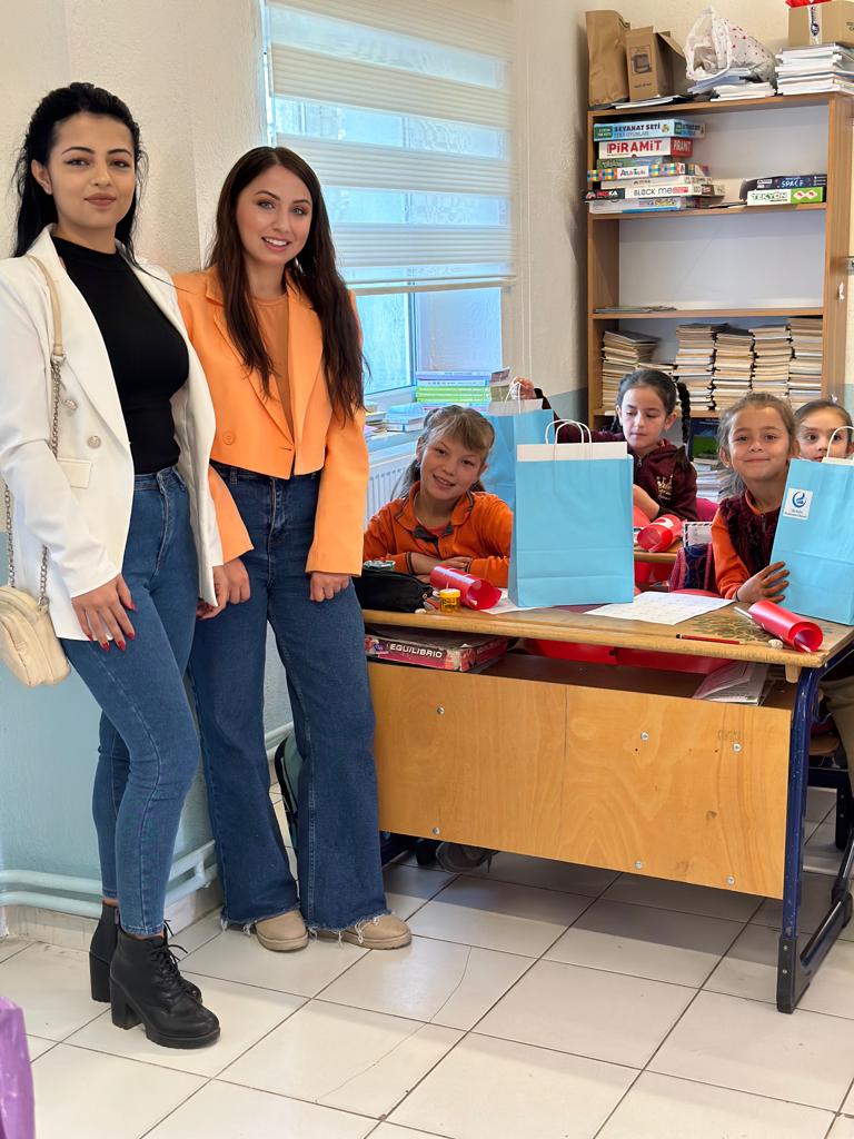 Ülkücü gençler öğrencileri ziyaret etti
