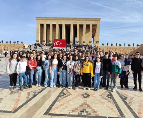 Afyonkarahisarlı öğrenciler  Ata'nın huzurunda