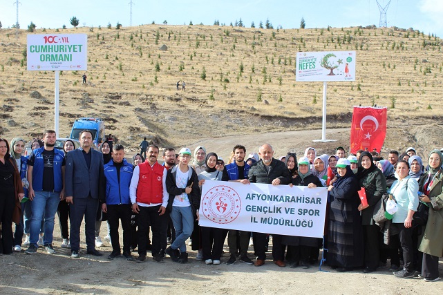 GENÇLER FİDANLARI TOPRAKLA BULUŞTURDU