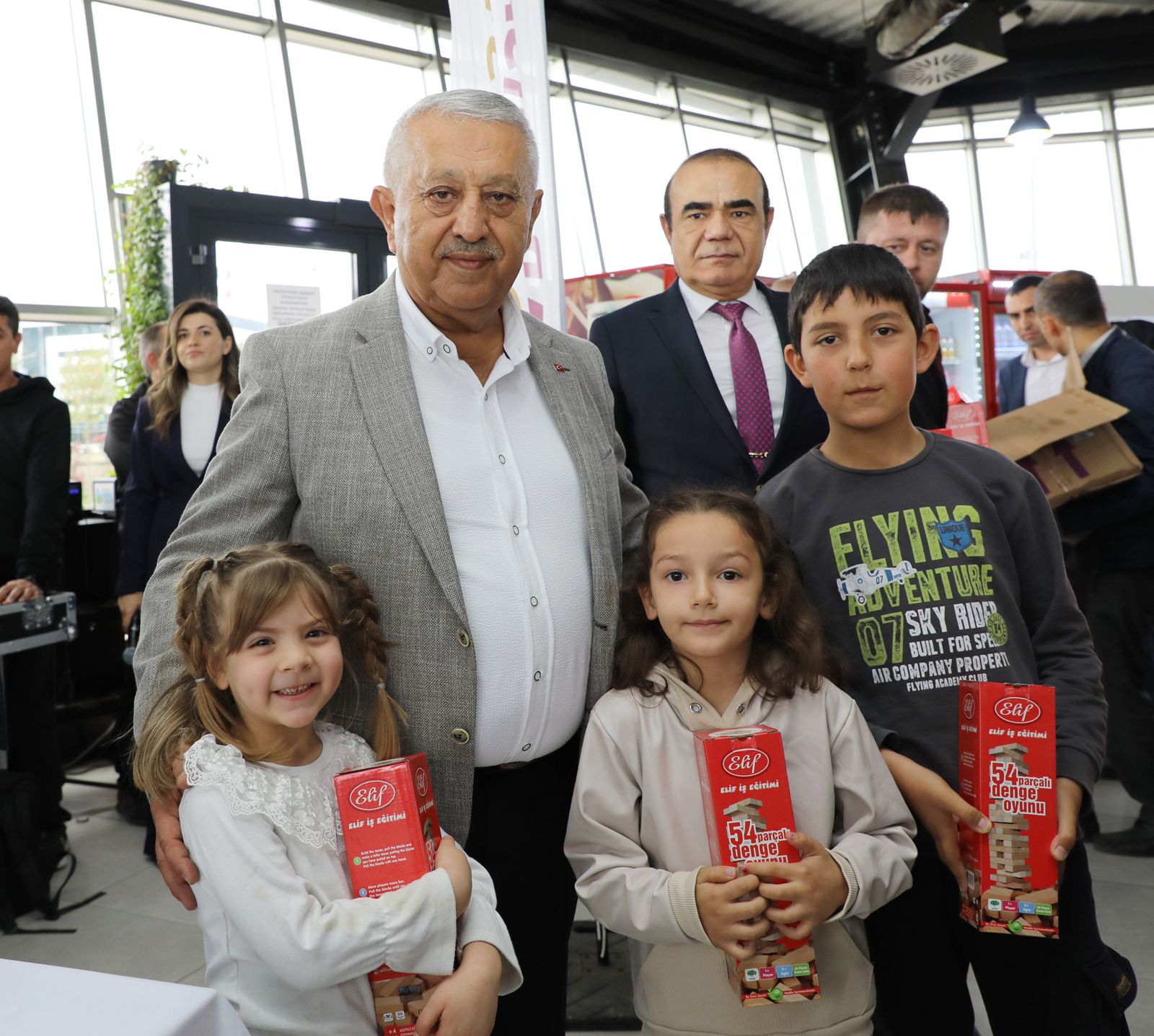 BAŞKAN ZEYBEK'TEN  "ÇOCUKLARIMIZIN YANINDAYIZ" ETKİNLİĞİ