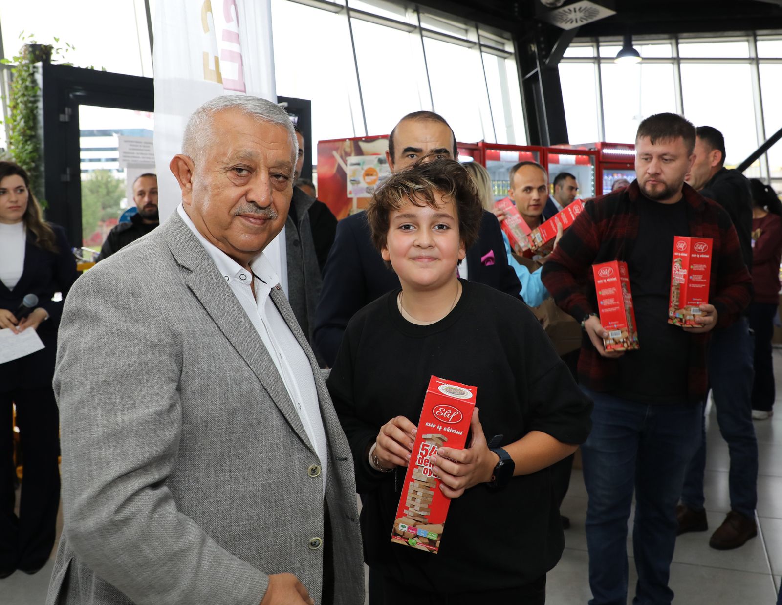 BAŞKAN ZEYBEK'TEN  "ÇOCUKLARIMIZIN YANINDAYIZ" ETKİNLİĞİ