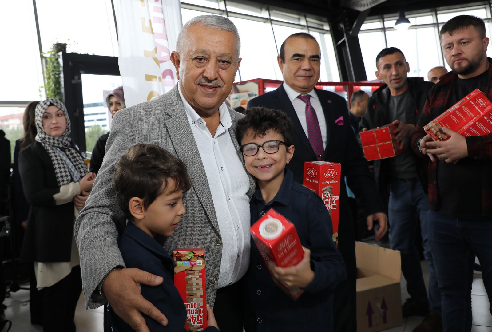 BAŞKAN ZEYBEK'TEN  "ÇOCUKLARIMIZIN YANINDAYIZ" ETKİNLİĞİ