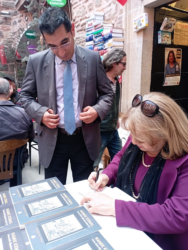 EMEKLİ ÖĞRETMEN AYHAN İMZA GÜNÜ DÜZENLEDİ