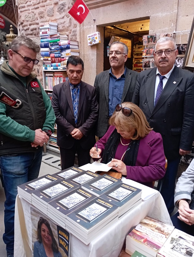 EMEKLİ ÖĞRETMEN AYHAN İMZA GÜNÜ DÜZENLEDİ