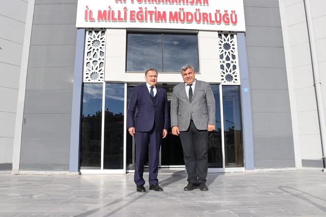 ESKİ BAKAN EROĞLU EĞİTİM CAMİASINI ZİYARET ETTİ