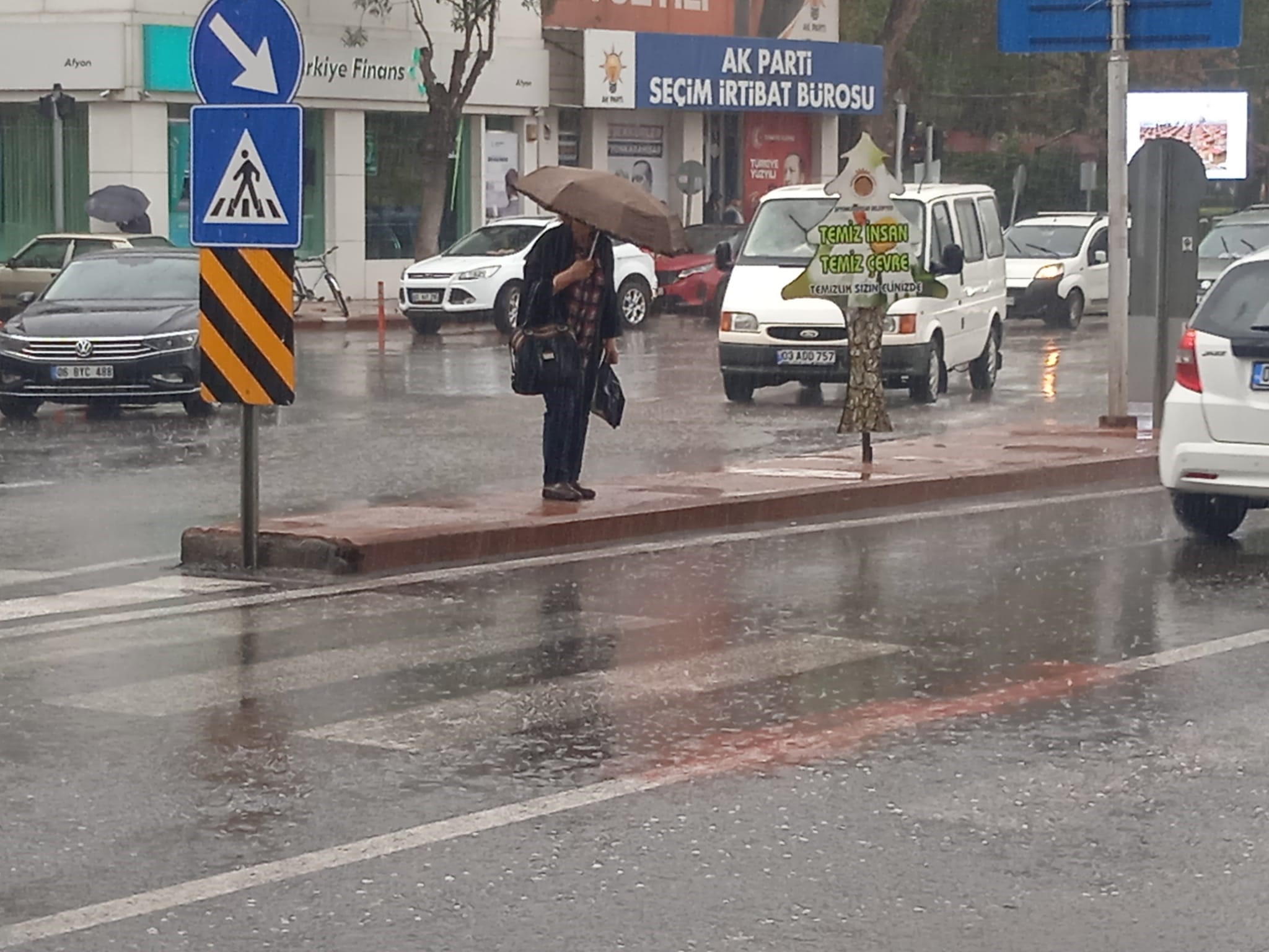 Afyonkarahisar’da sağanak yağış rüzgarla birlikte etkili oldu