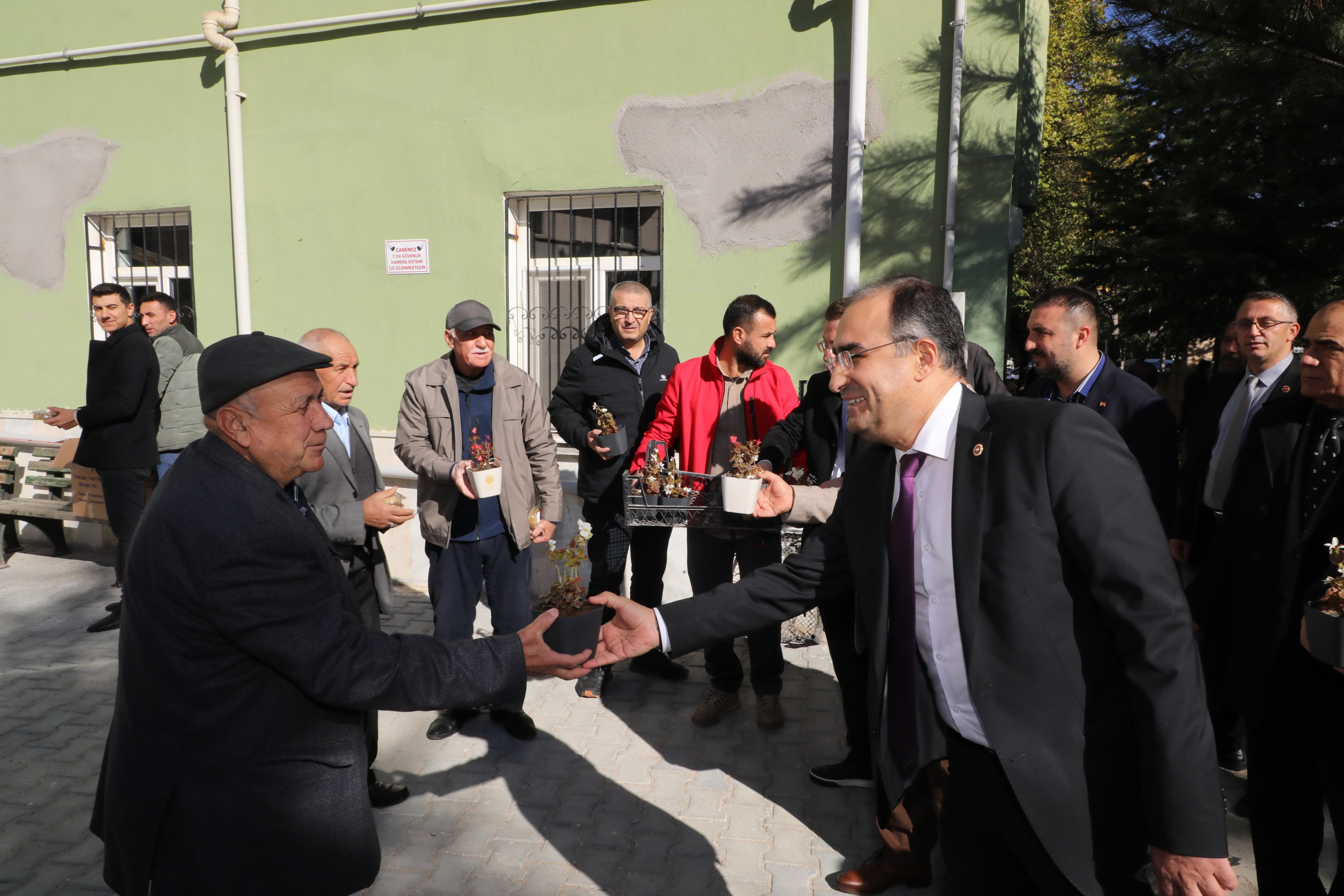 Başkan Zeybek mahalle ziyaretlerine devam ediyor