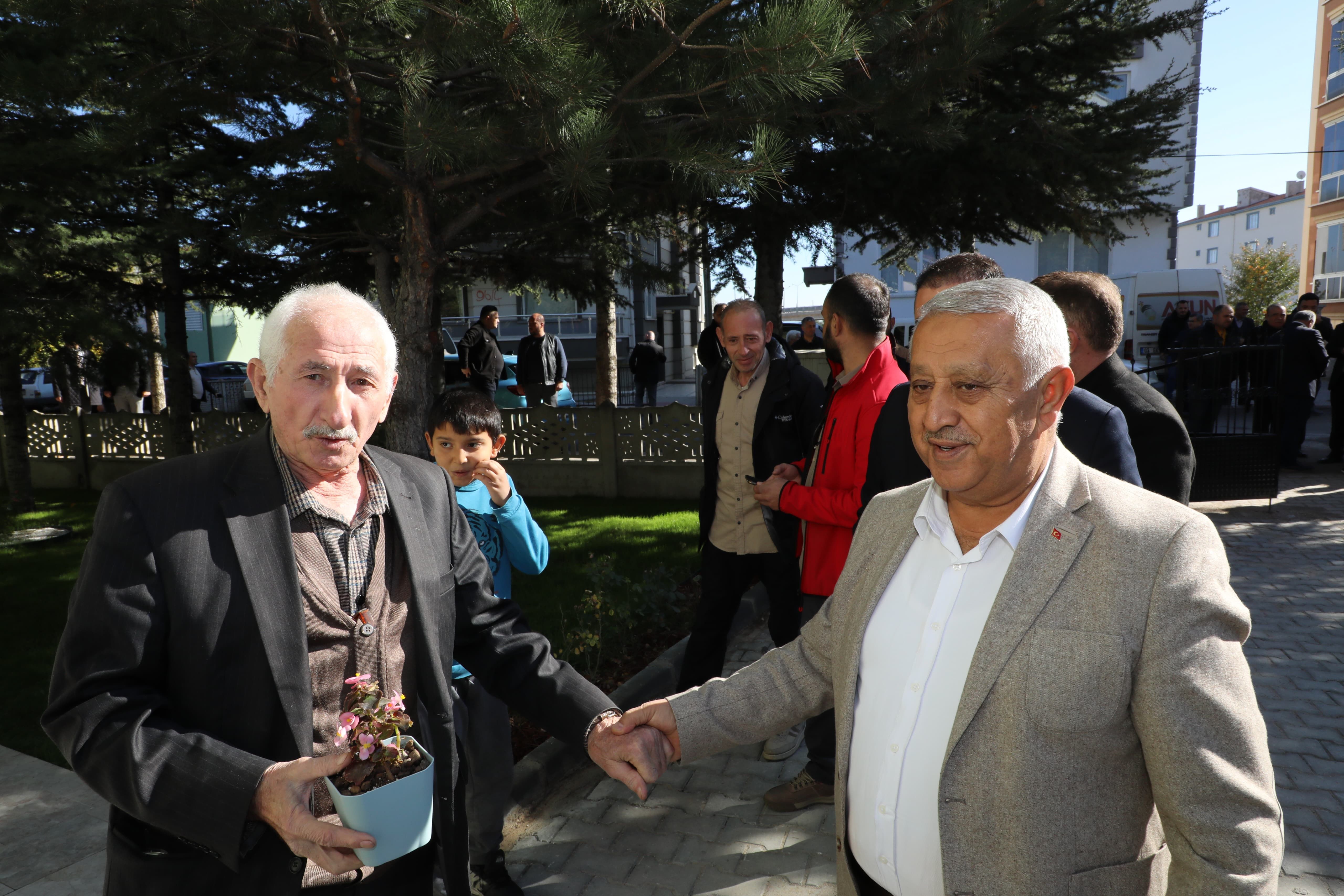 Başkan Zeybek mahalle ziyaretlerine devam ediyor