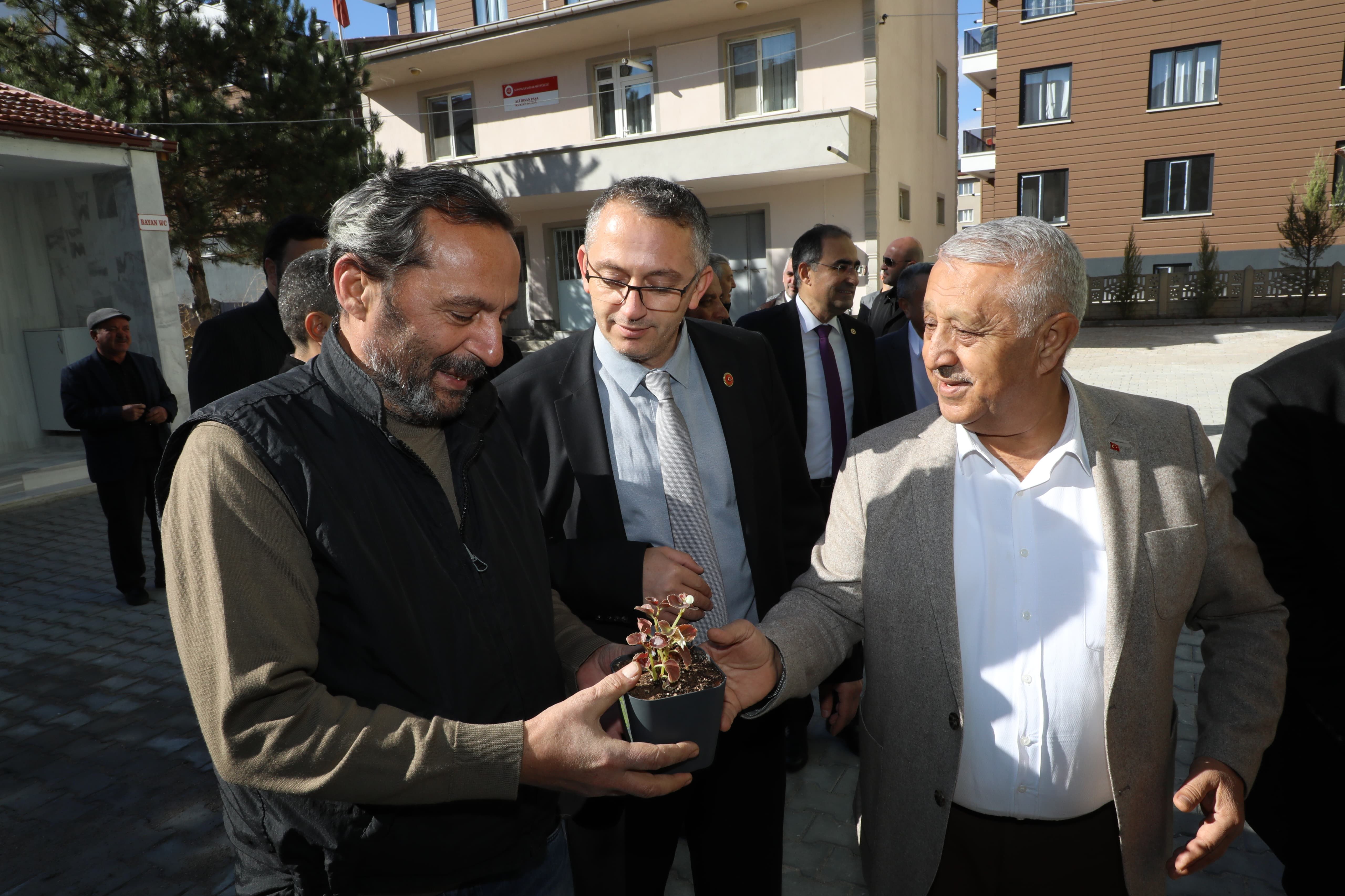 Başkan Zeybek mahalle ziyaretlerine devam ediyor