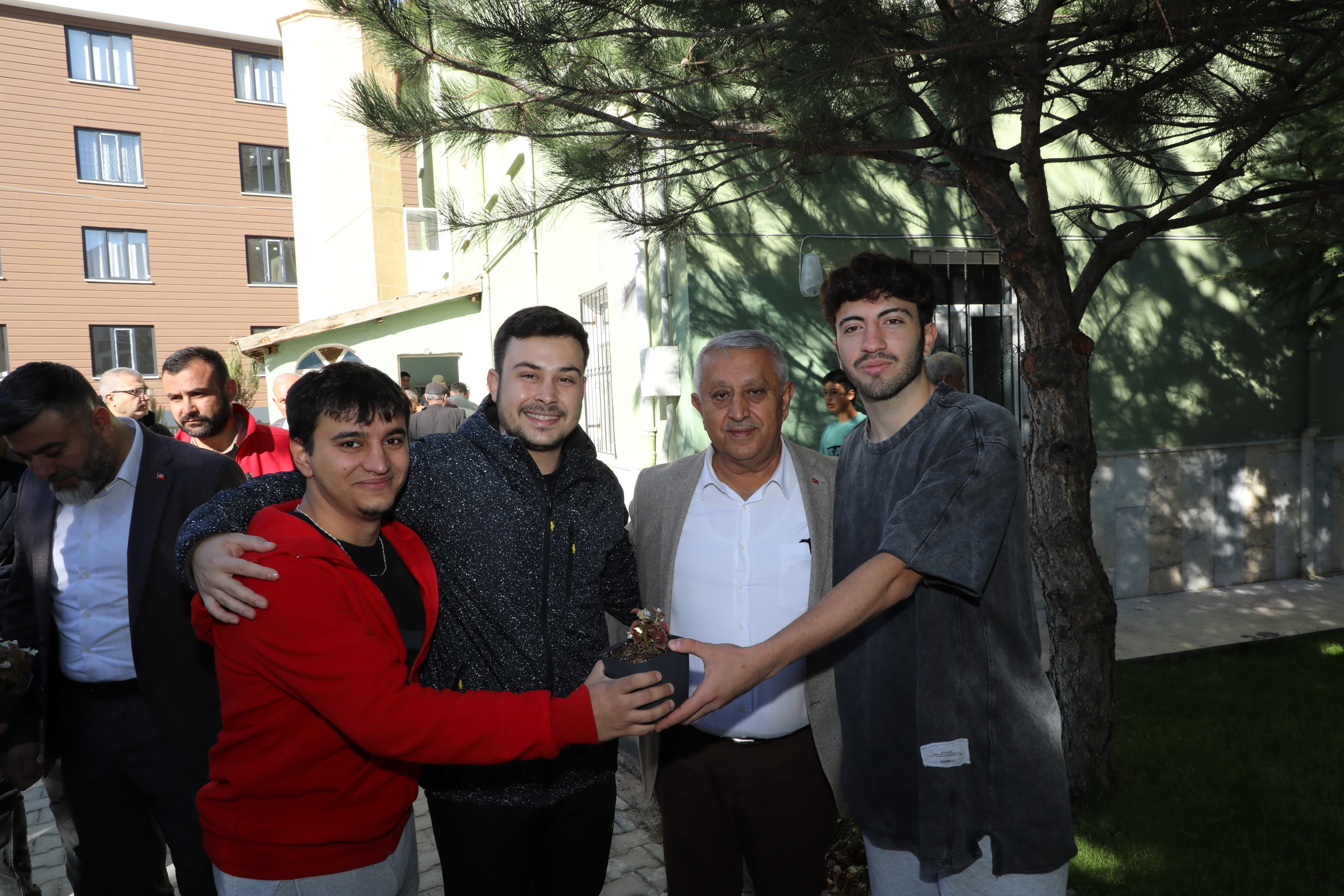 Başkan Zeybek mahalle ziyaretlerine devam ediyor