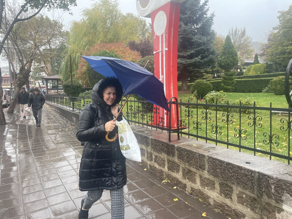 AFYON'DA ŞİDDETLİ YAĞIŞ ETKİLİ OLDU