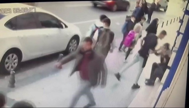 GENÇ GARSONUN KALEMLE YARALADIĞI ADAM ÖLDÜ