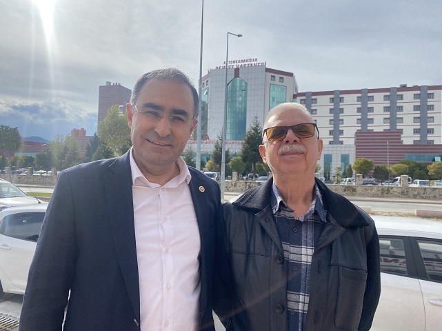 İKİ DOKTOR AYNI KAREDE