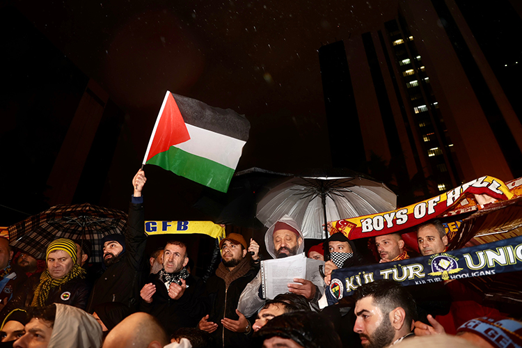 FUTBOL TARAFTAR GRUPLARINDAN İSRAİL'E "FİLİSTİN" TEPKİSİ