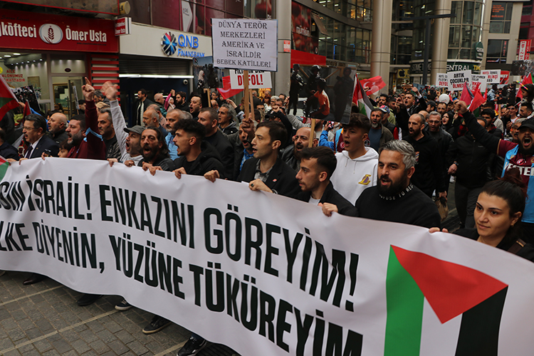 FUTBOL TARAFTAR GRUPLARINDAN İSRAİL'E "FİLİSTİN" TEPKİSİ