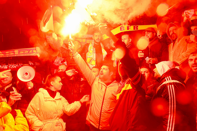 FUTBOL TARAFTAR GRUPLARINDAN İSRAİL'E "FİLİSTİN" TEPKİSİ