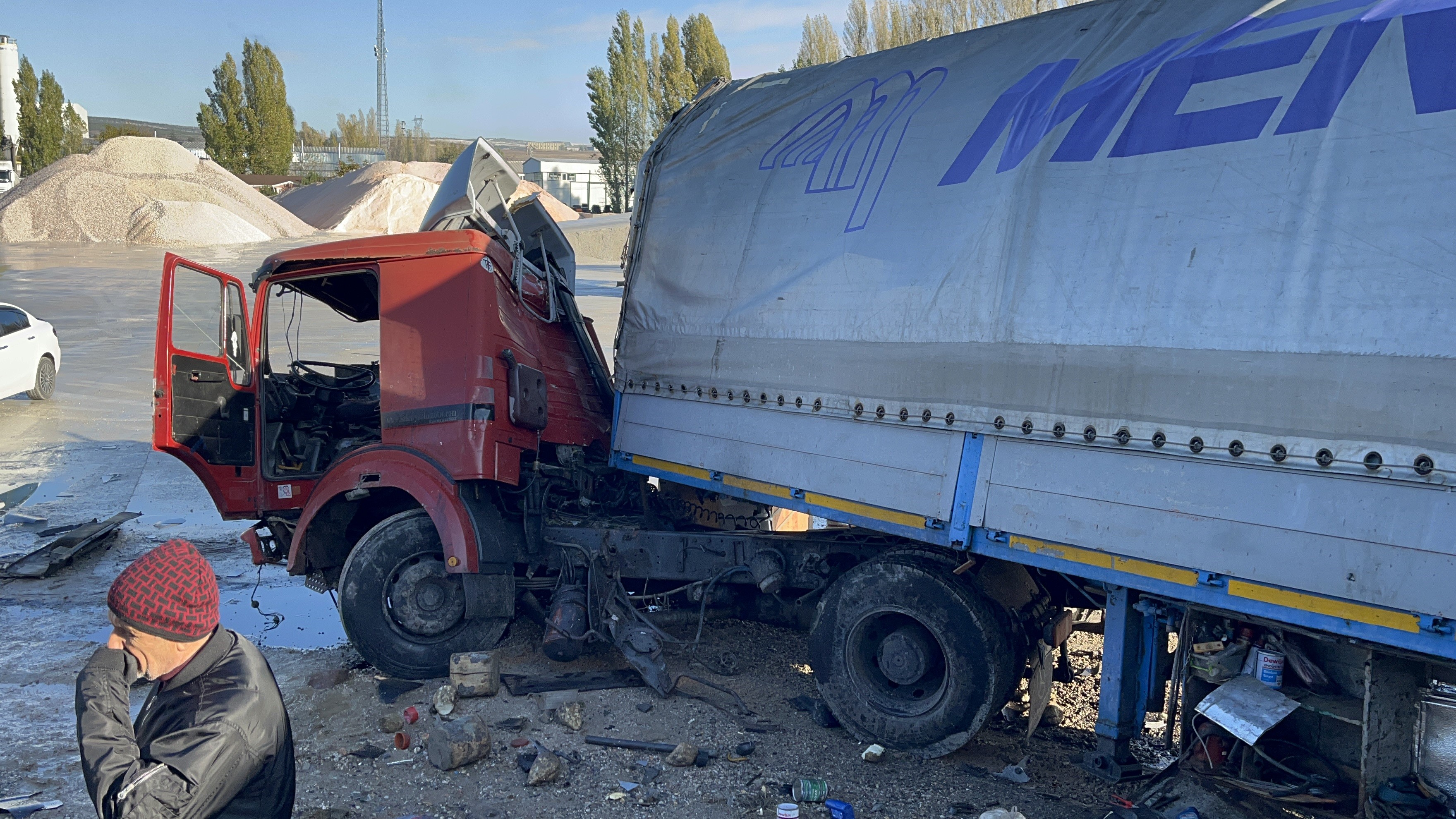 GİZLİ BUZLANMADAN DOLAYI 2 TIR 12 METRELİK KÖPRÜDEN AŞAĞI UÇTU