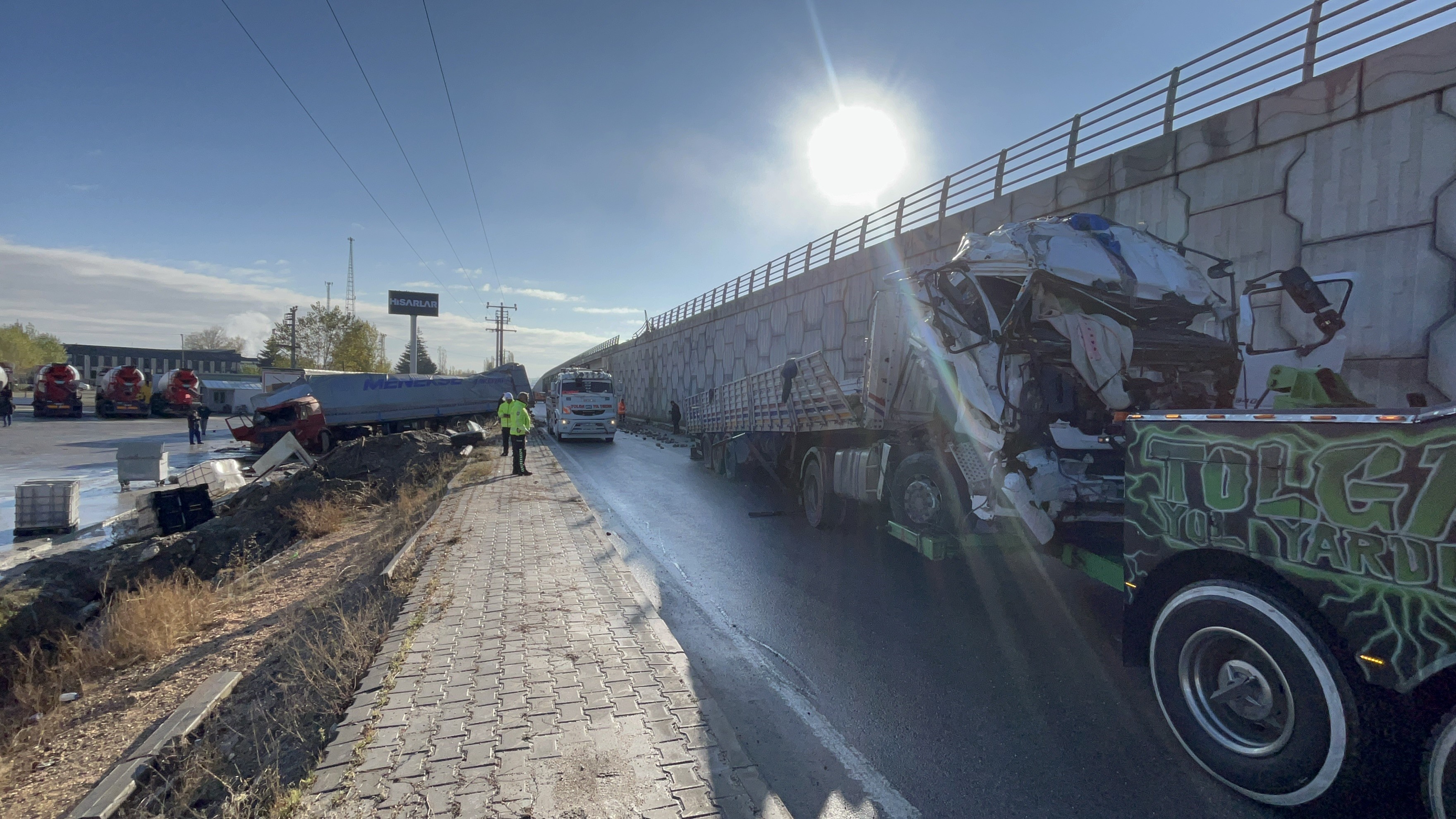 GİZLİ BUZLANMADAN DOLAYI 2 TIR 12 METRELİK KÖPRÜDEN AŞAĞI UÇTU