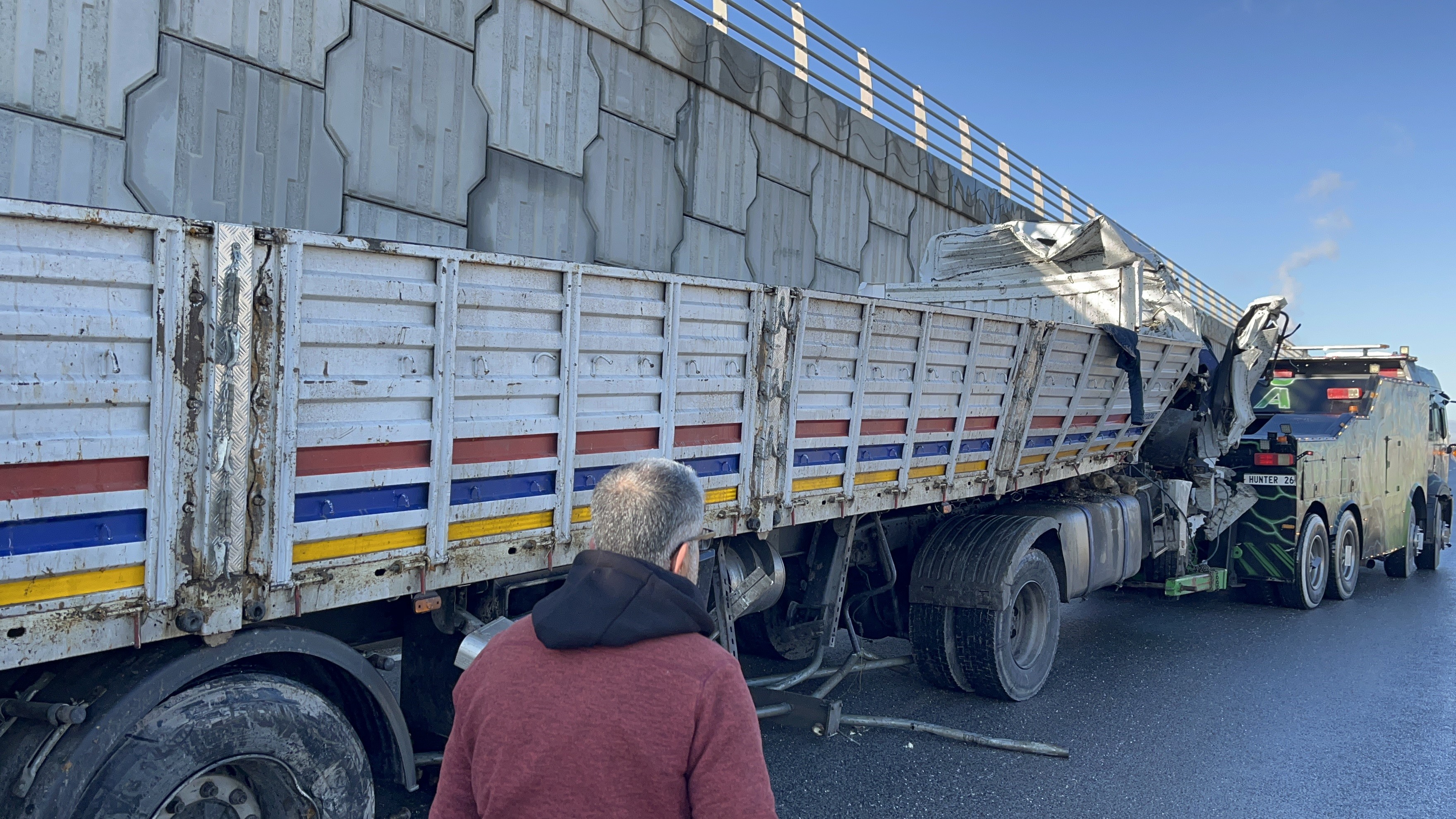 GİZLİ BUZLANMADAN DOLAYI 2 TIR 12 METRELİK KÖPRÜDEN AŞAĞI UÇTU