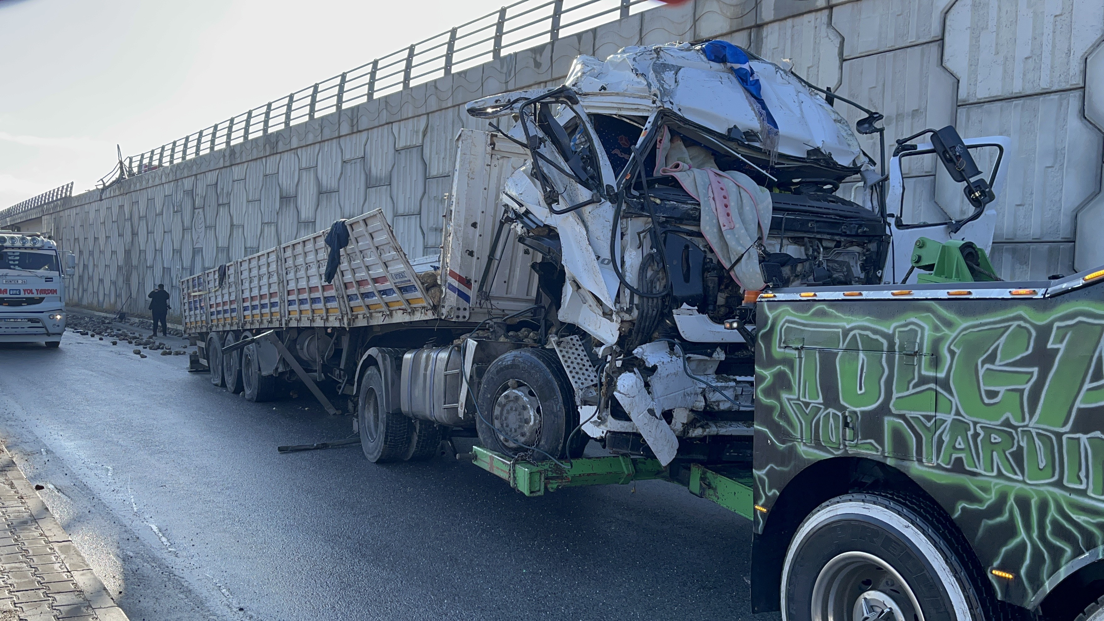 GİZLİ BUZLANMADAN DOLAYI 2 TIR 12 METRELİK KÖPRÜDEN AŞAĞI UÇTU