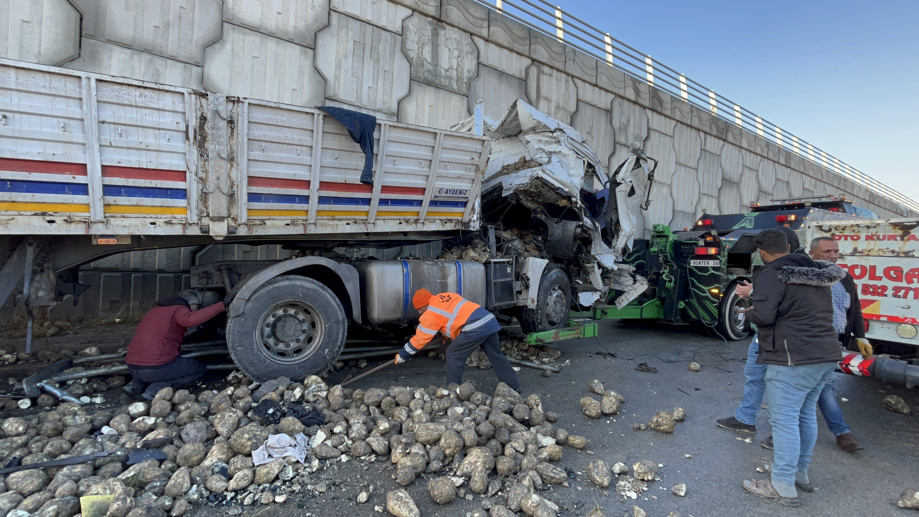 GİZLİ BUZLANMADAN DOLAYI 2 TIR 12 METRELİK KÖPRÜDEN AŞAĞI UÇTU