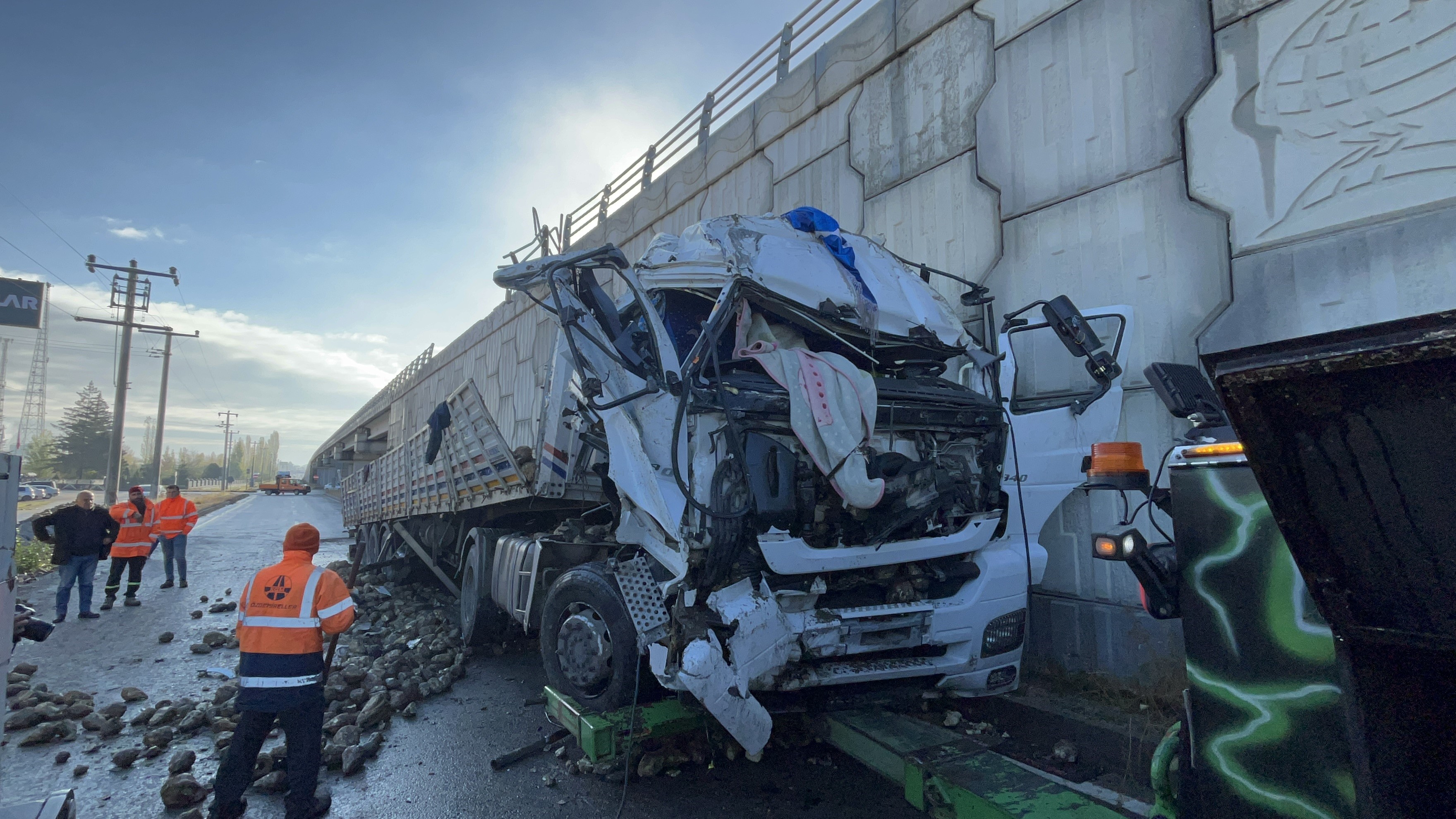 GİZLİ BUZLANMADAN DOLAYI 2 TIR 12 METRELİK KÖPRÜDEN AŞAĞI UÇTU
