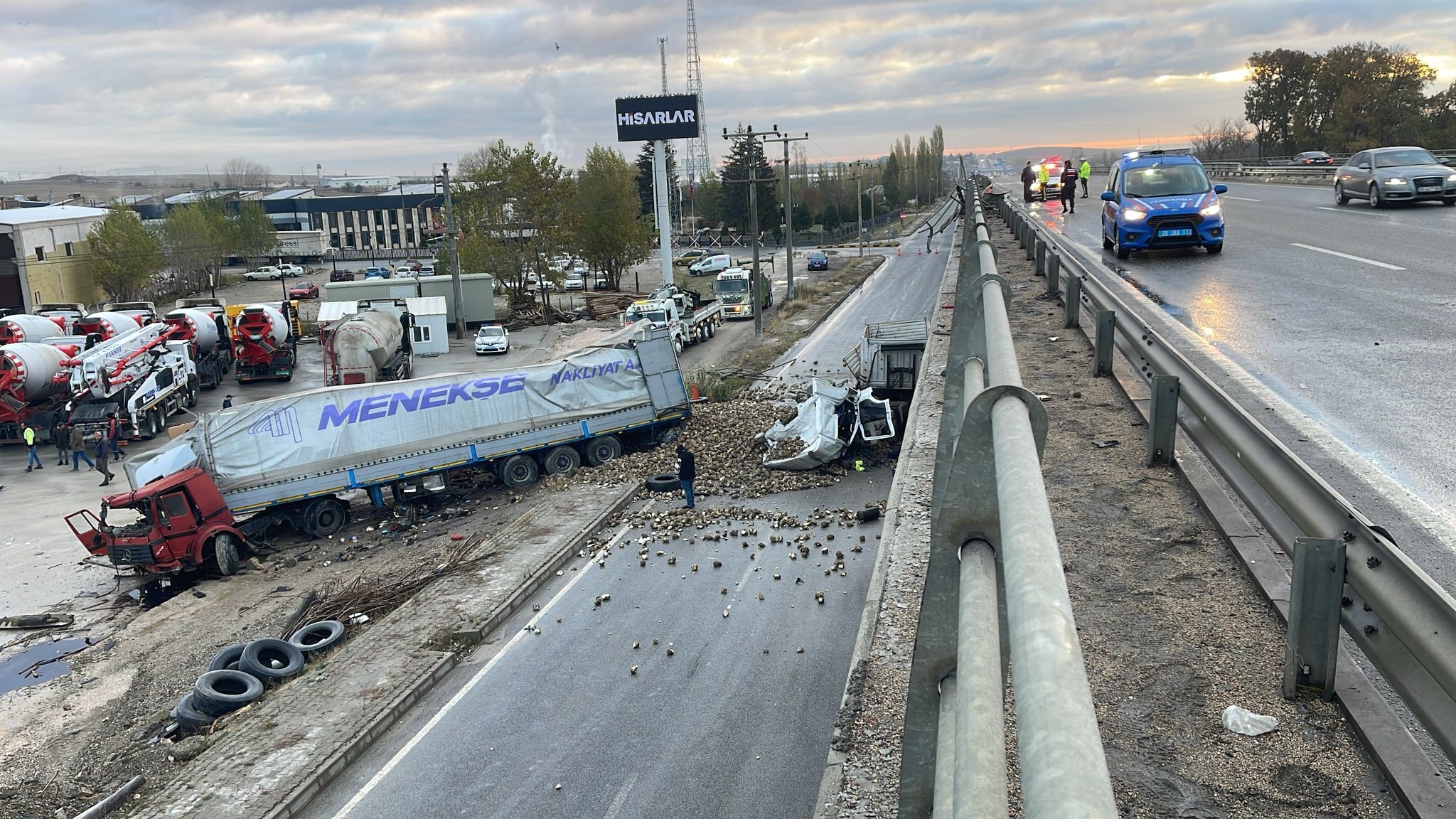 GİZLİ BUZLANMADAN DOLAYI 2 TIR 12 METRELİK KÖPRÜDEN AŞAĞI UÇTU