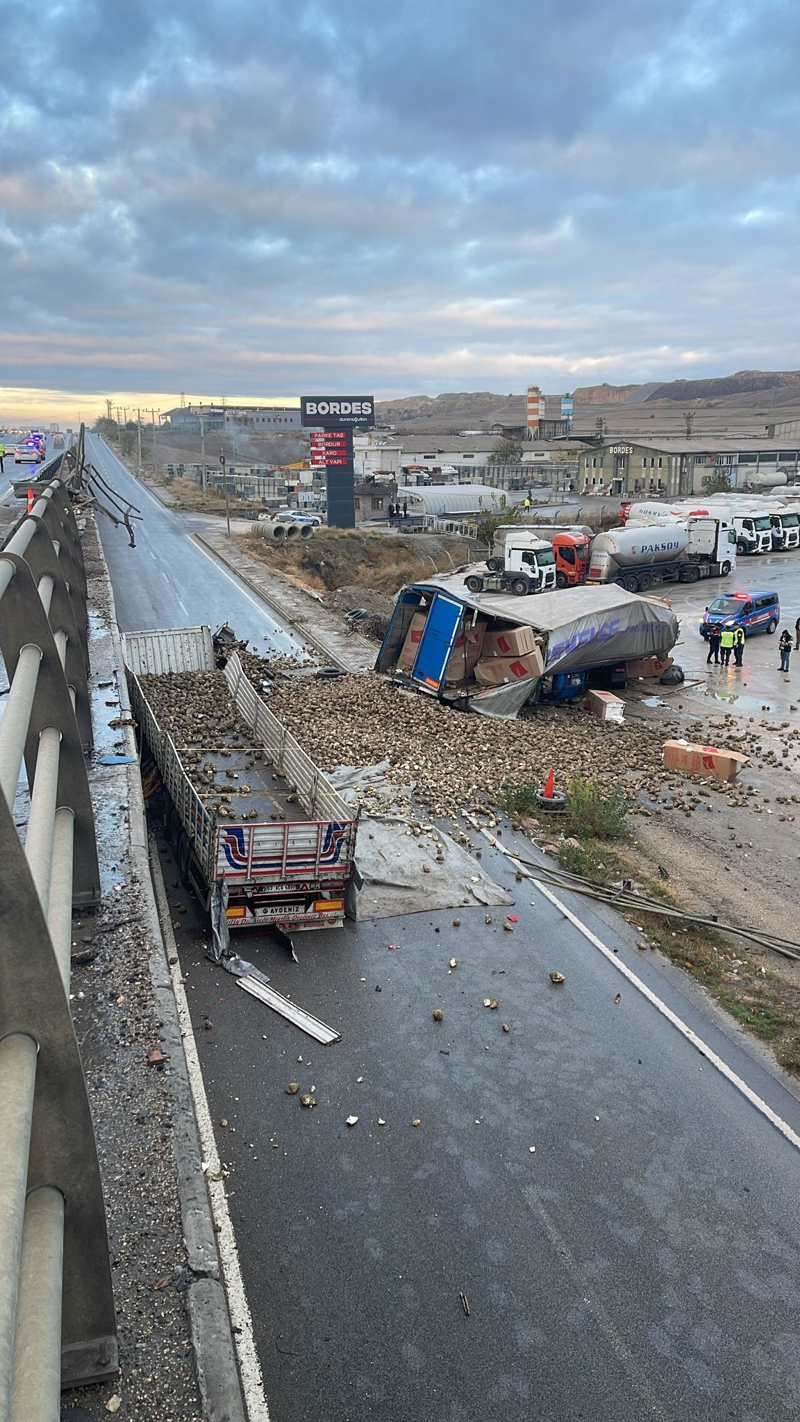 GİZLİ BUZLANMADAN DOLAYI 2 TIR 12 METRELİK KÖPRÜDEN AŞAĞI UÇTU
