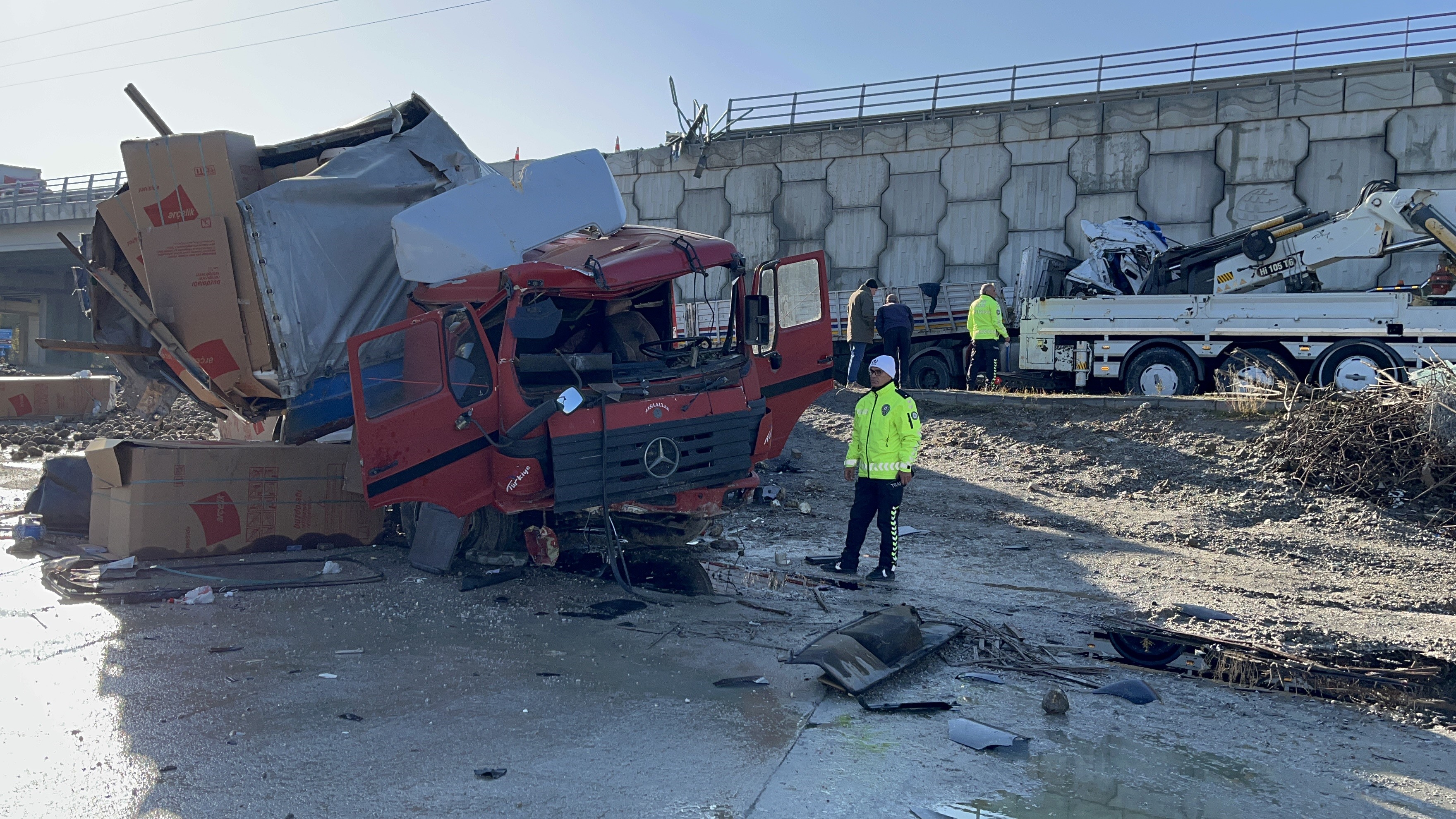 GİZLİ BUZLANMADAN DOLAYI 2 TIR 12 METRELİK KÖPRÜDEN AŞAĞI UÇTU