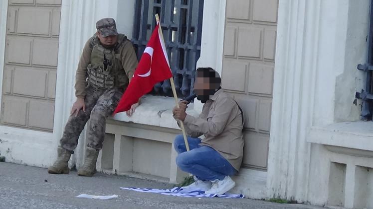 BAŞINA TABANCA DAYAMIŞTI, YAKLAŞIK 3 SAAT SONRA İKNA OLDU