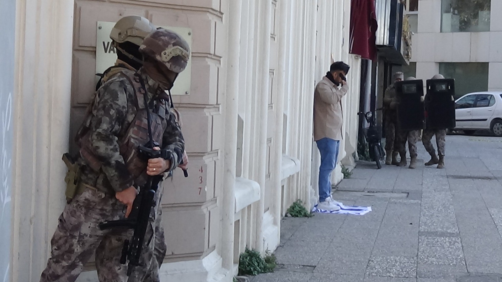BAŞINA TABANCA DAYAMIŞTI, YAKLAŞIK 3 SAAT SONRA İKNA OLDU
