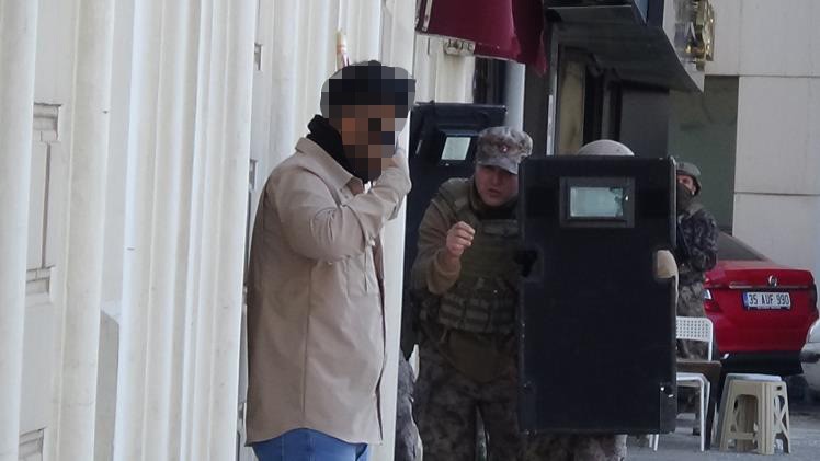 BAŞINA TABANCA DAYAMIŞTI, YAKLAŞIK 3 SAAT SONRA İKNA OLDU