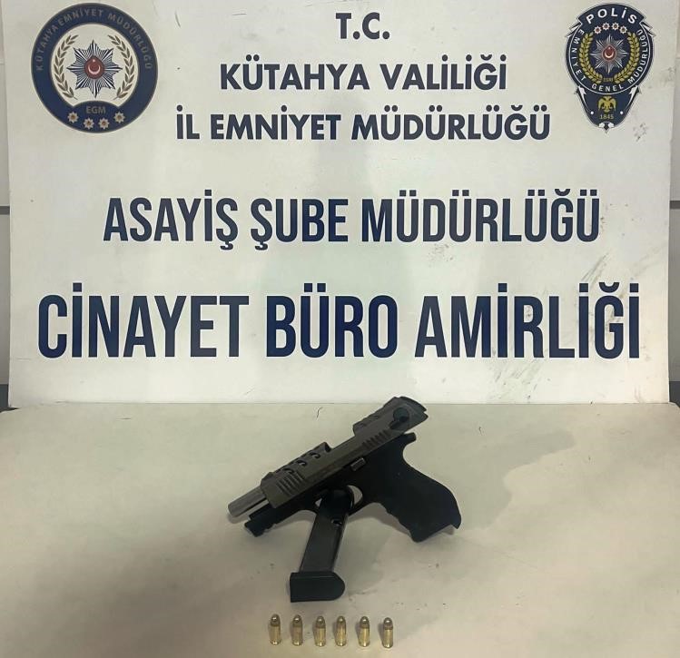 İÇERİSİNDE 3 KİŞİNİN BULUNDUĞU ARACA ATEŞ ETTİ