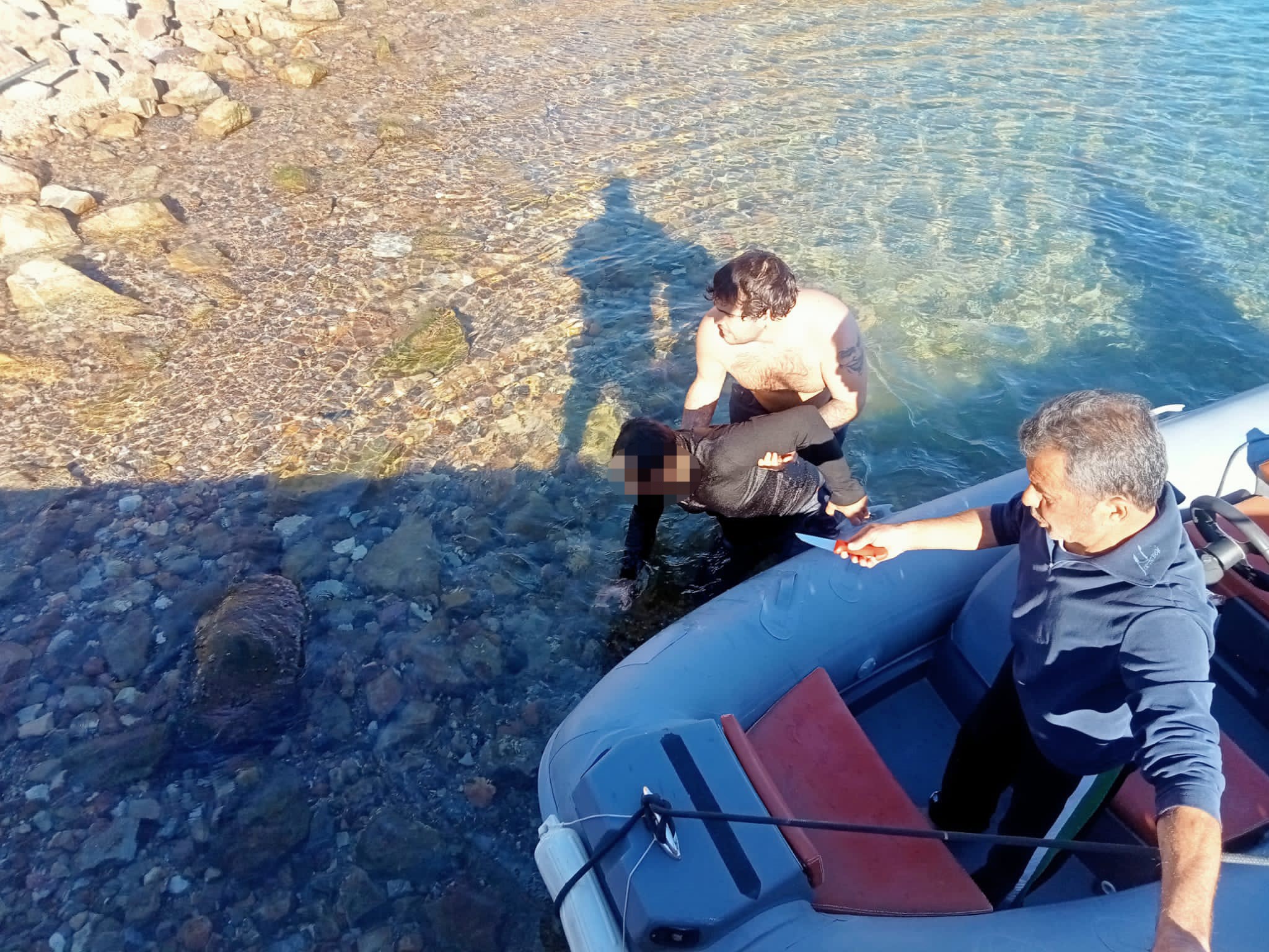 AYAĞINA BAĞLADIĞI KUM TORBASIYLA DENİZE ATLADI