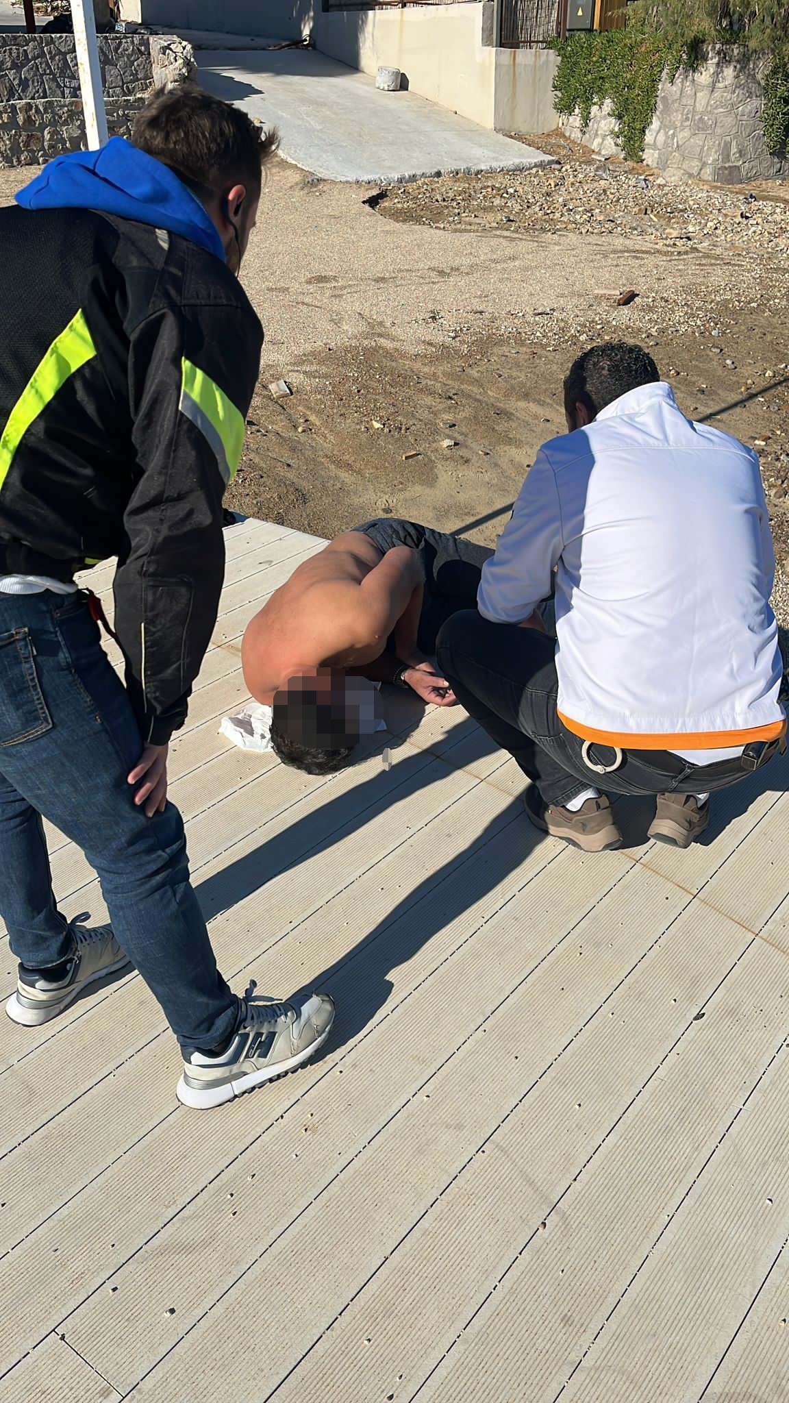 AYAĞINA BAĞLADIĞI KUM TORBASIYLA DENİZE ATLADI