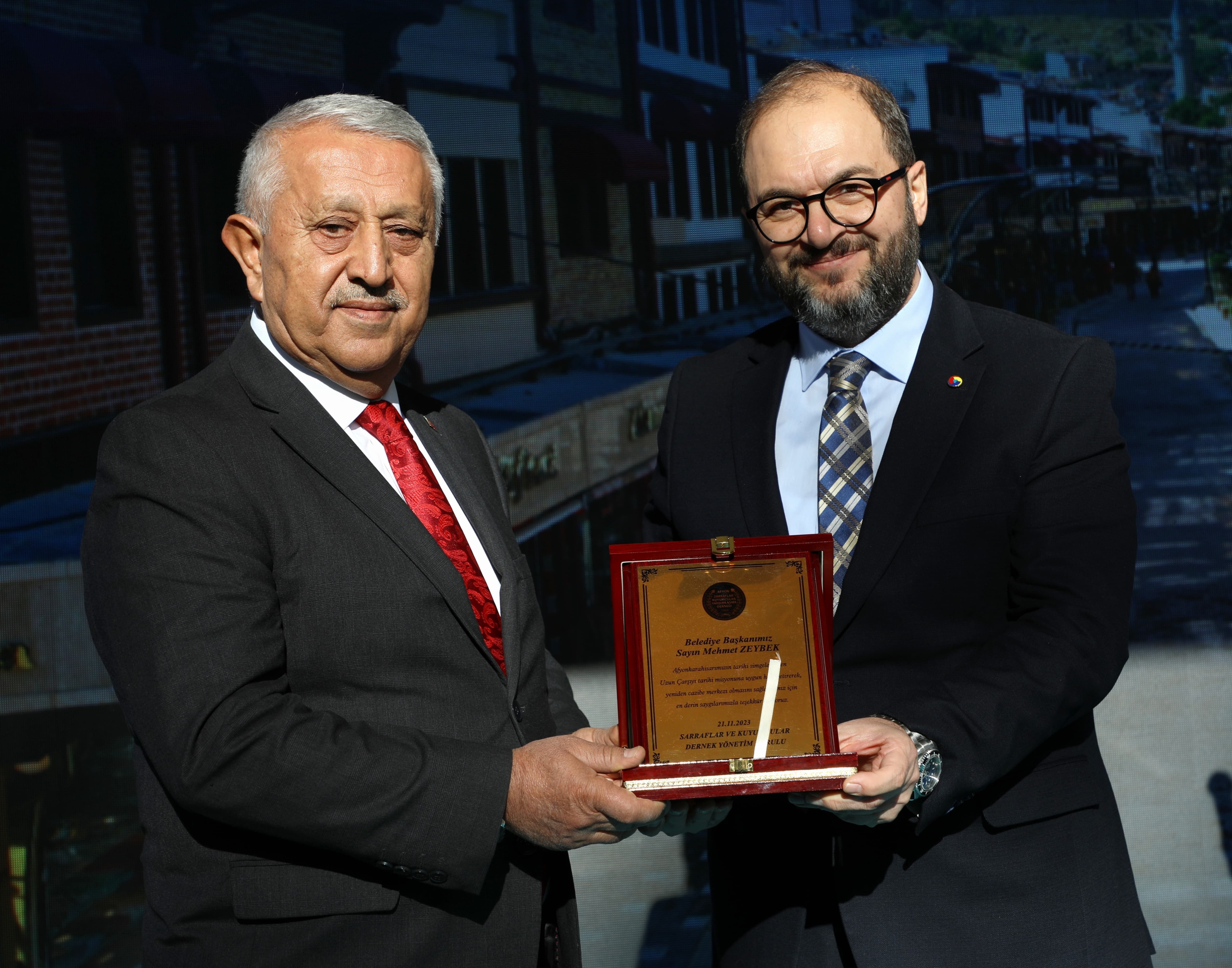 ESNAFLARDAN BAŞKAN ZEYBEK'E TEŞEKKÜR PLAKETİ
