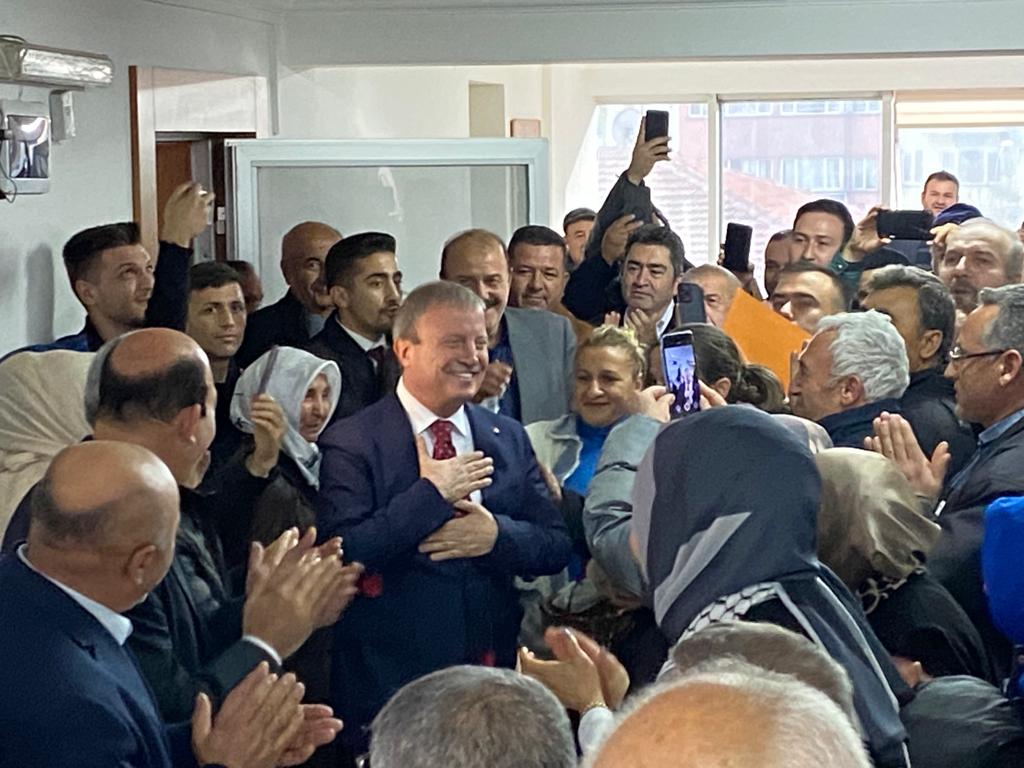 Koçak parti binasında büyük çoşku ile  karşılandı