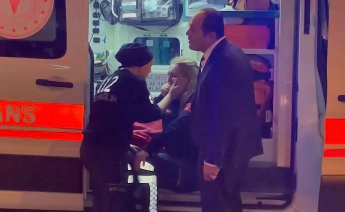 KARŞIDAN KARŞIYA GEÇMEK İSTERKEN AMBULANS ÇARPTI