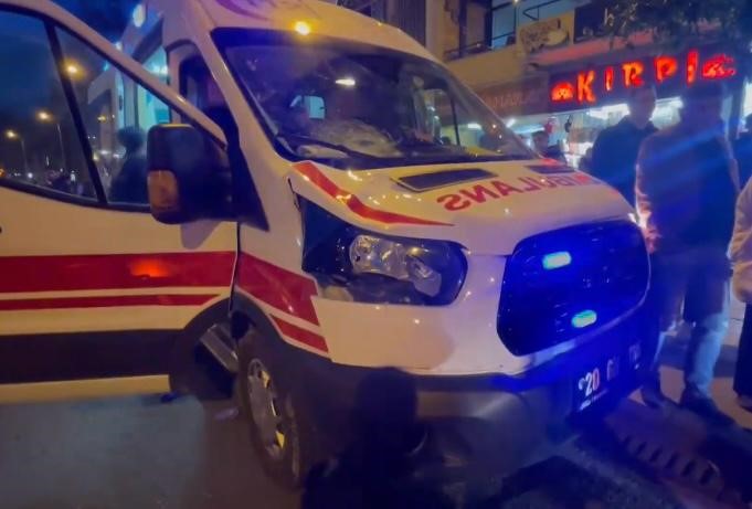 KARŞIDAN KARŞIYA GEÇMEK İSTERKEN AMBULANS ÇARPTI
