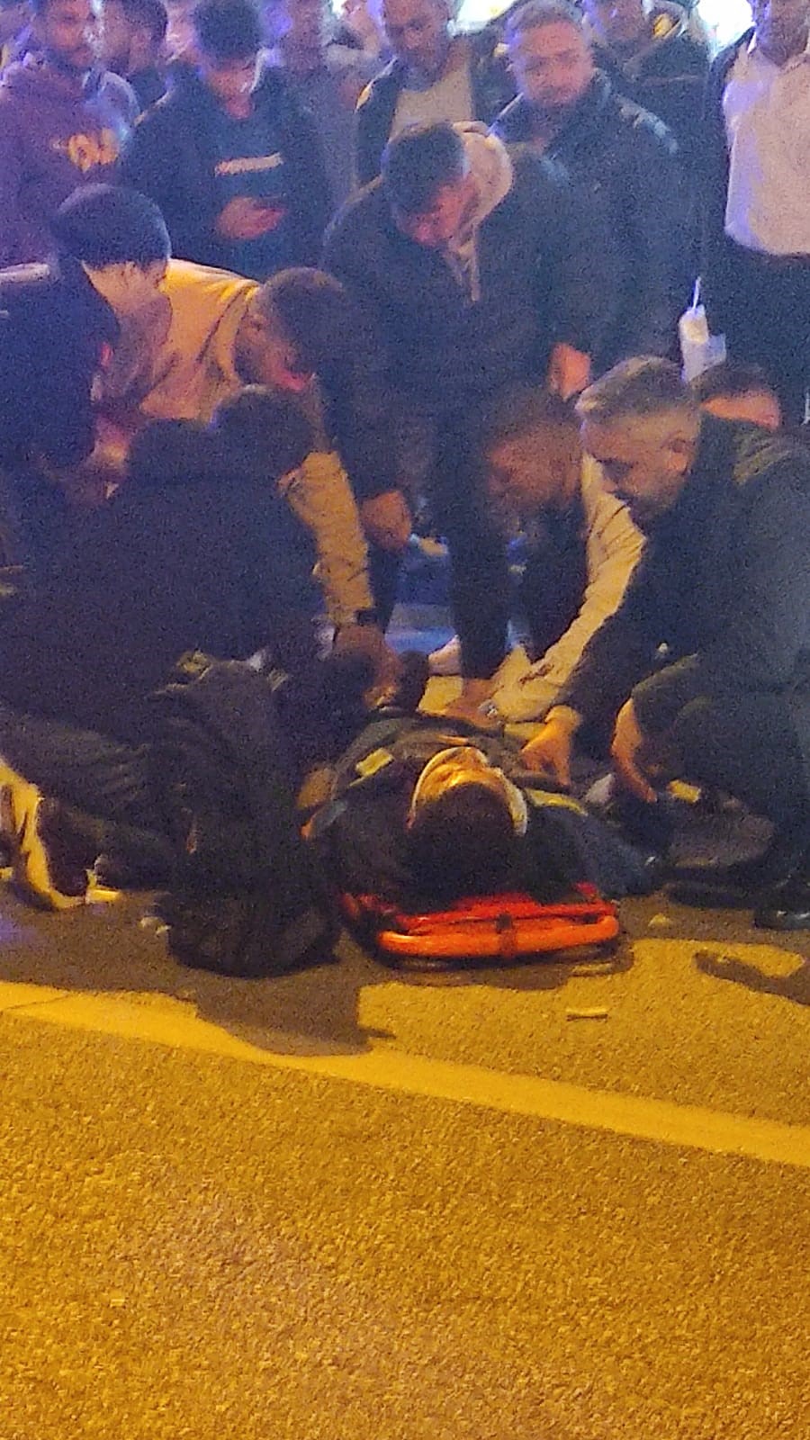 KARŞIDAN KARŞIYA GEÇMEK İSTERKEN AMBULANS ÇARPTI