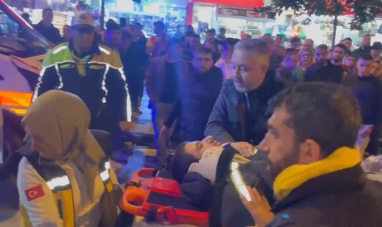 KARŞIDAN KARŞIYA GEÇMEK İSTERKEN AMBULANS ÇARPTI