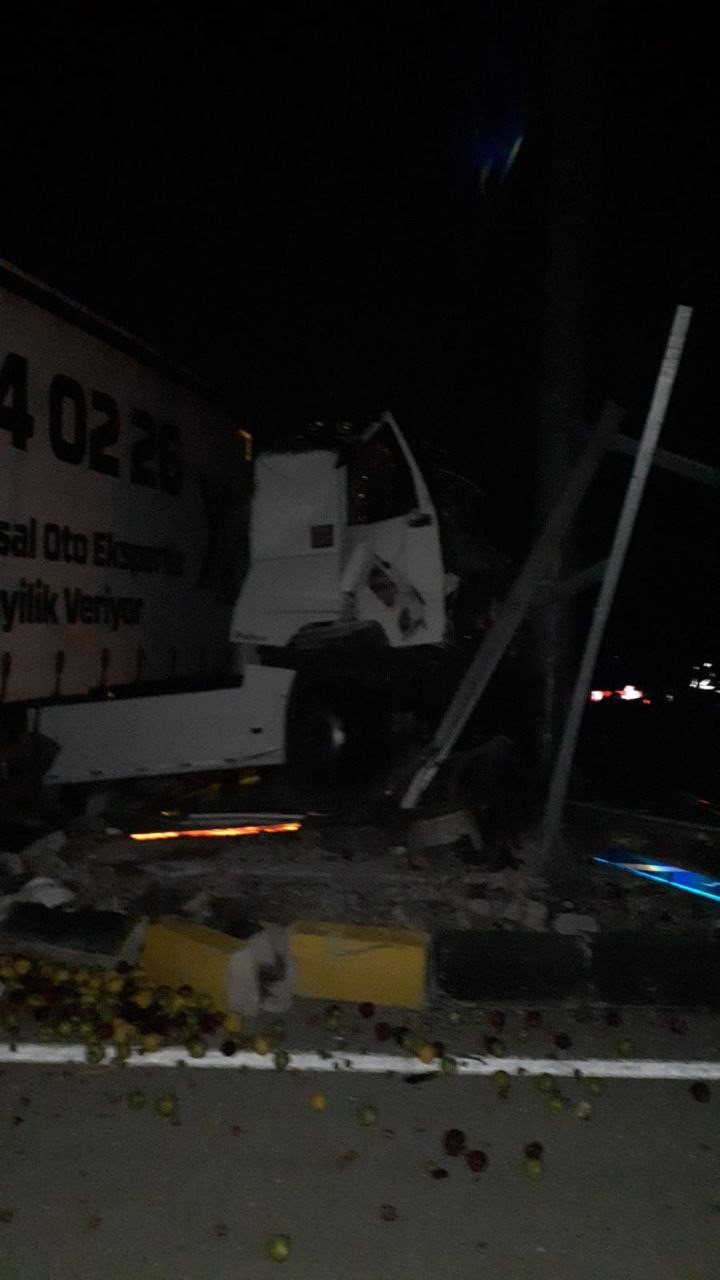 TIR İLE KAMYONET ÇARPIŞTI: