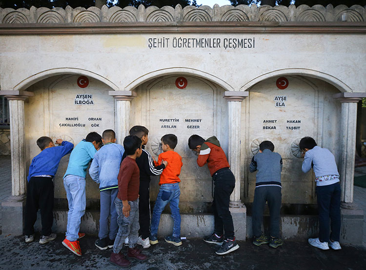 DEPREMDE HAYATINI KAYBEDEN ÖĞRETMENLER ANILDI