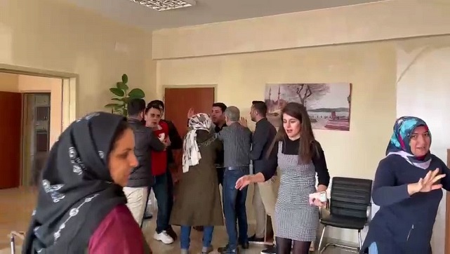 Çiçek Beklerken Darp Edildiler Öğretmenlere Çirkin Saldırı