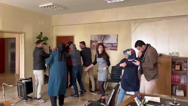 Çiçek Beklerken Darp Edildiler Öğretmenlere Çirkin Saldırı